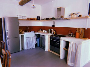 Réfrigérateur, un four, surface de cuisson, lave-vaisselle