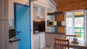 Een koelkast, een microgolfoven, een koffiezetapparaat/waterkoker