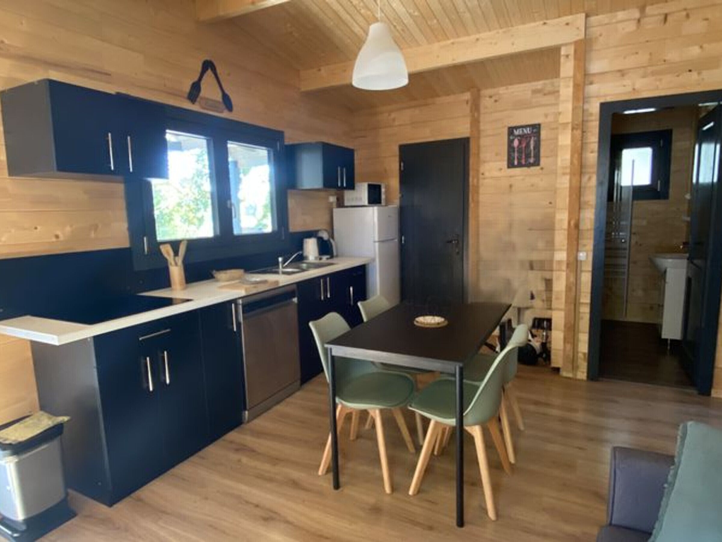 Micro-ondes, cafetière/bouilloire, grille-pain