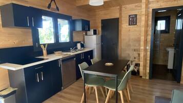 Micro-ondes, cafetière/bouilloire, grille-pain