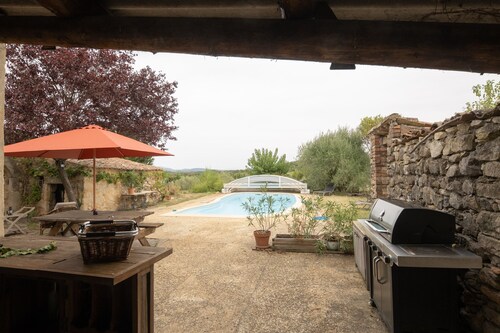 Gîte 'La Bergerie - Le Mas De Peyraube' with Shared Pool, Communal Garden & Wi-Fi