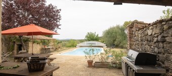 Gîte 'La Bergerie - Le Mas De Peyraube' with Shared Pool, Communal Garden & Wi-Fi