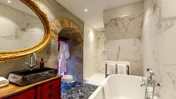 Douche, sèche-cheveux, serviettes fournies