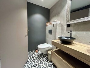 Douche, sĂšche-cheveux, serviettes fournies