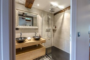 Douche, articles de toilette gratuits, sèche-cheveux