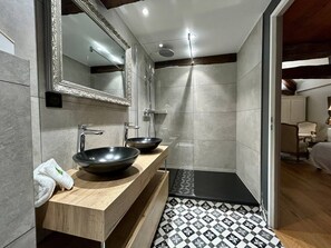 تجهيزات دش، مستلزمات مجانية للعناية الشخصية، مجففات شعر، مناشف