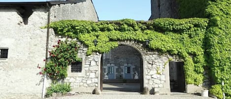 المنشأة من الخارج