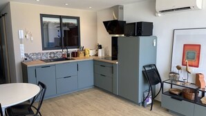 A modern kitchen with grey cabinets, a black microwave, and a window above the sink. - T2 Apartment with AC and Sea Views in Canet-en-Roussillon (Canet-en-Roussillon)