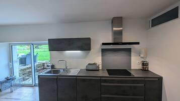 Geladeira, micro-ondas, lava-louças