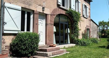 Spacious characterful gîte for 15 in Aillevillers with garden