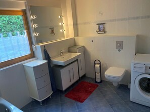 タオル、トイレットペーパー