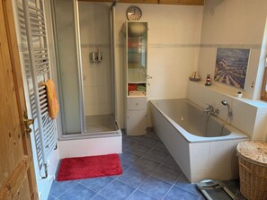 タオル、トイレットペーパー