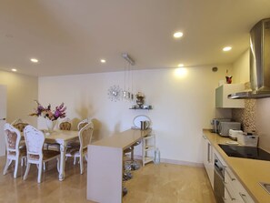 Fridge, coffee/tea maker