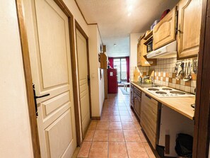 Kühlschrank, Geschirrspüler, Wasserkocher mit Kaffee-/Teezubehör