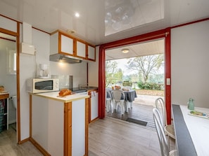 Fridge, microwave, oven, coffee/tea maker