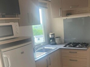 Kühlschrank, Mikrowelle, Wasserkocher mit Kaffee-/Teezubehör