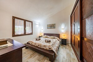 3 bedrooms, in-room safe, desk, iron/ironing board