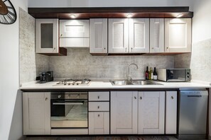 Frigorifero, microonde, forno, piano cottura
