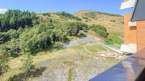 Vista de una colina con un edificio en primer plano.