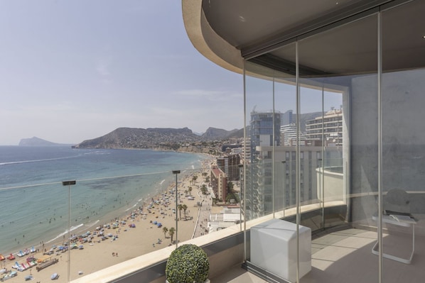 En la playa y toallas de playa 