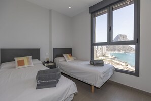 2 chambres, fer et planche à repasser