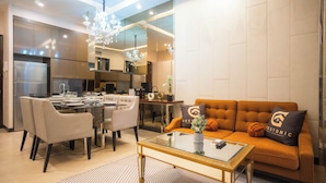 Una sala de estar moderna con sofá, mesa de centro y comedor.