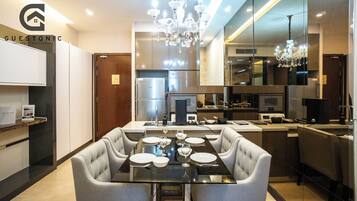 Apartment, 1 Bedroom | Dining room