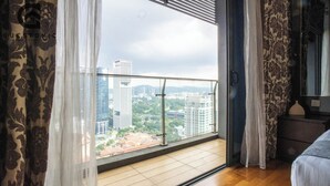 Una habitación con balcón y vistas a la ciudad.