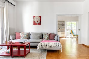 Living area - Artsi - 3BR Apt w Balcony in Athens (Athens)