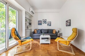 Departamento, 3 habitaciones, balcón, vista a la ciudad | Sala de estar | Smart TV de 55 pulgadas con canales digitales y servicios de streaming 