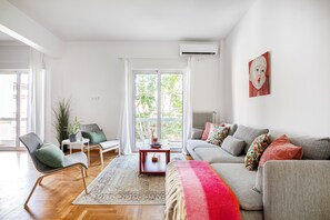 Appartement, 3 chambres, balcon, vue sur la ville | Salle de séjour | Téléviseur connecté de 55 po avec télévision numérique