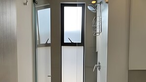 A modern bathroom with a toilet, sink, and shower area. - Edificio Area 93  (Bogotá)