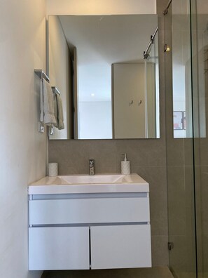 Basic Apartment | Bathroom | Free toiletries, hair dryer, towels, soap - Edificio Area 93  (Bogotá)