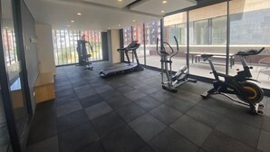 A gym with treadmills, elliptical machines, and stationary bikes. - Edificio Area 93  (Bogotá)