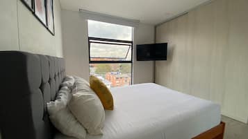 Apartamento básico | Caja fuerte, escritorio, cortinas opacas y tabla de planchar con plancha