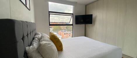 Departamento básico | Caja de seguridad en la habitación, escritorio y cortinas blackout