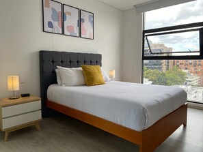 Apartamento básico | Cofres nos quartos, escrivaninha, cortinas blackout