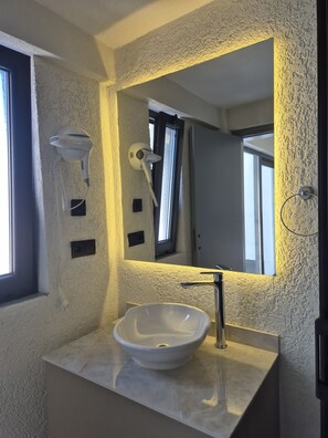 Combined shower/bathtub, hair dryer, towels, soap - Bodrum Lumy Suite Hotel Gumbet  (Bodrum)