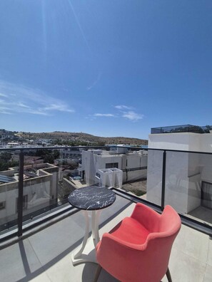 Deluxe Room, Sea View | Balcony