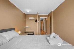 2 bedrooms, desk, iron/ironing board, free WiFi