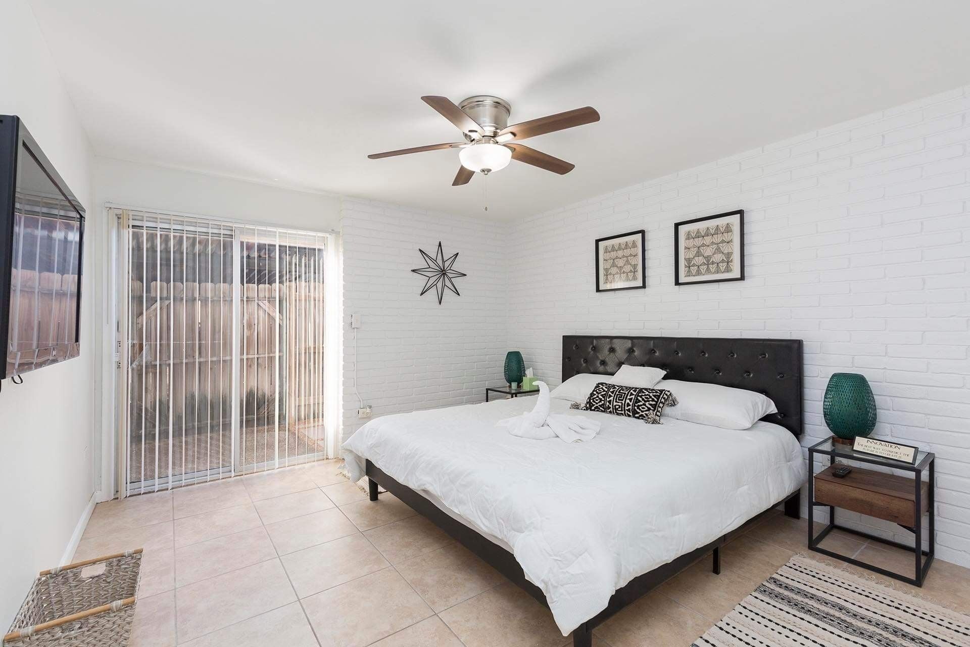 2 makuuhuonetta, työpöytä, silitysrauta/-lauta, ilmainen Wi-Fi