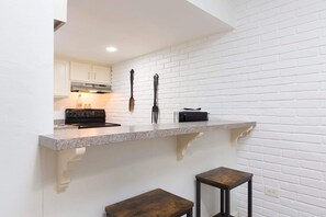 Fridge, oven, stovetop, coffee/tea maker