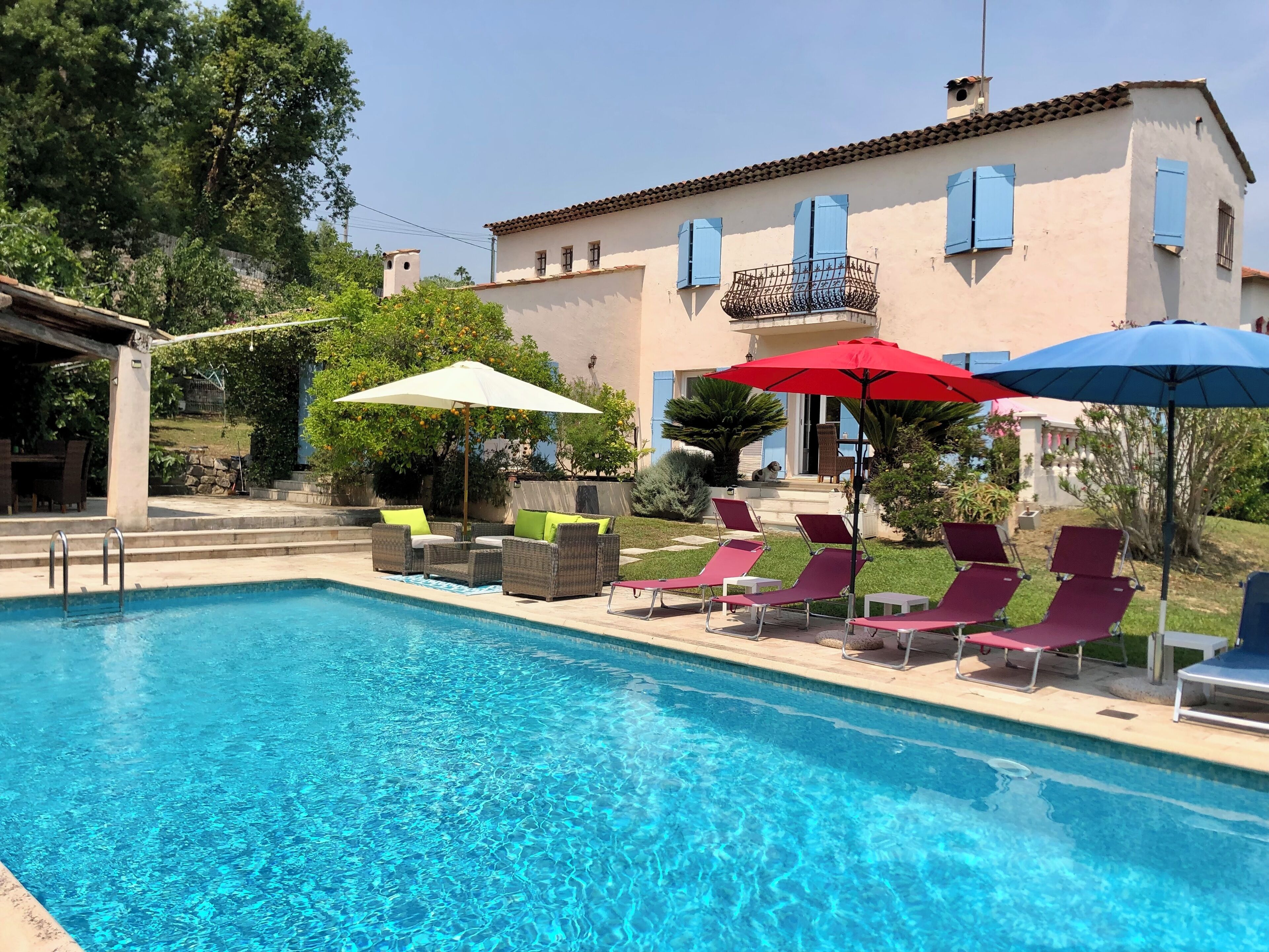 Utendørsbasseng og et oppvarmet basseng