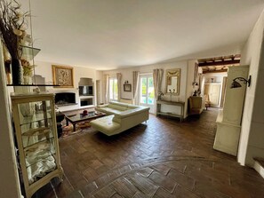 TV, fireplace - BASTIDE DE L'ORANGERAIE SWIMMING POOL AIR CONDITIONING (Vence)