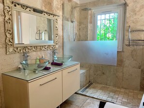Shower, jetted bath, free toiletries, hair dryer - BASTIDE DE L'ORANGERAIE SWIMMING POOL AIR CONDITIONING (Vence)