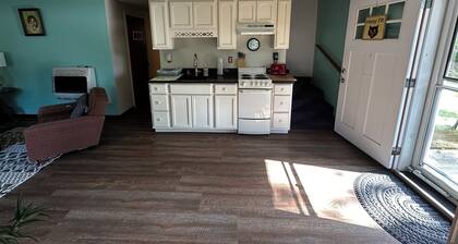 Tranquil 2-bedroom apartment cottage in Gaylord. Ground floor unit.