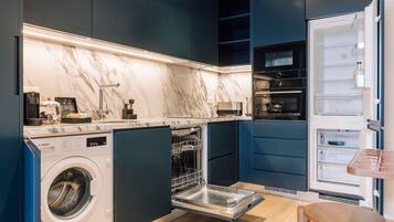 Een koelkast, een magnetron, een oven, een kookplaat