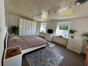 3 bedrooms, desk, iron/ironing board, travel crib - Landhaus Liebe, family and pet-friendly vacation home between sea and moor. (Großheide)