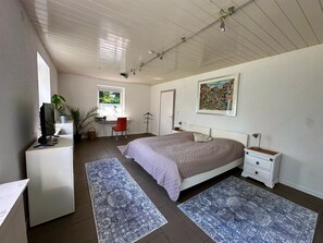 3 chambres, bureau, fer et planche à repasser, lit de bébé portatif