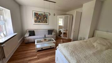 3 Schlafzimmer, Schreibtisch, Bügeleisen/Bügelbrett, Reisekinderbett